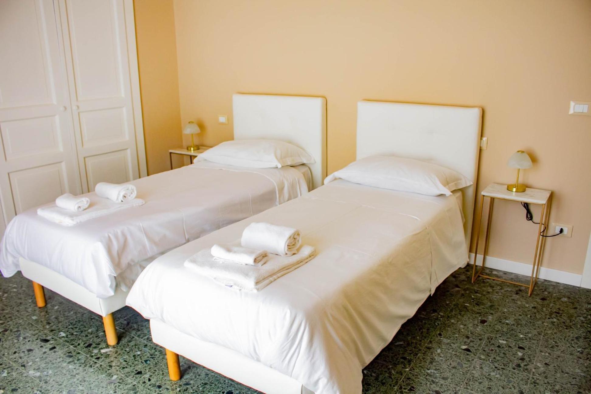 Palazzo La Piana Rooms Aeroporto di Catania Fontana Rossa Esterno foto